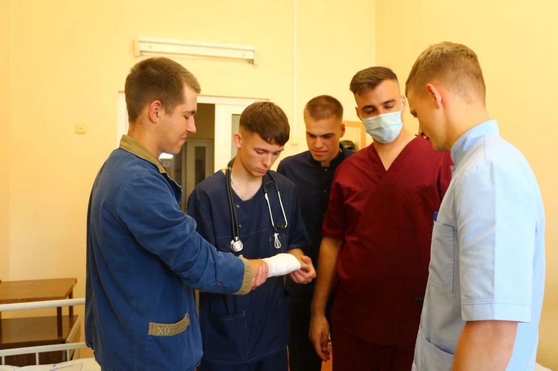 Будущие военные медики проходят стажировку в 11-й гвардейской бригаде