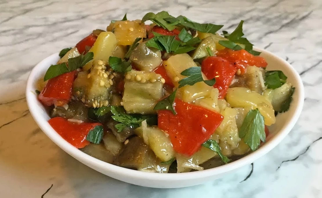 Бюджетный, сытный и очень вкусный салат из овощей