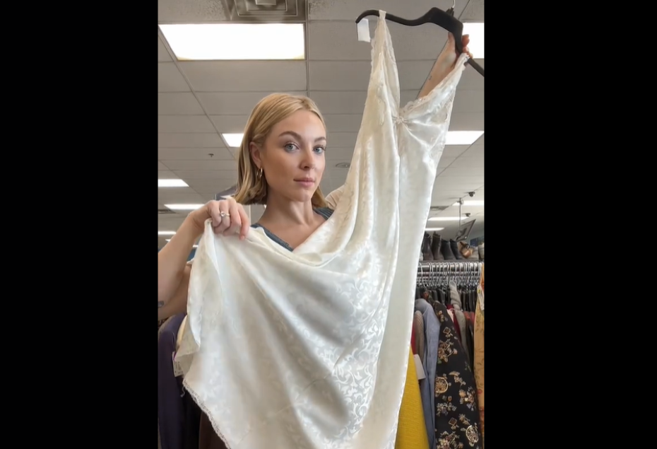 Девушка купила за копейки платье в секонд-хенде, но ее ждал сюрприз