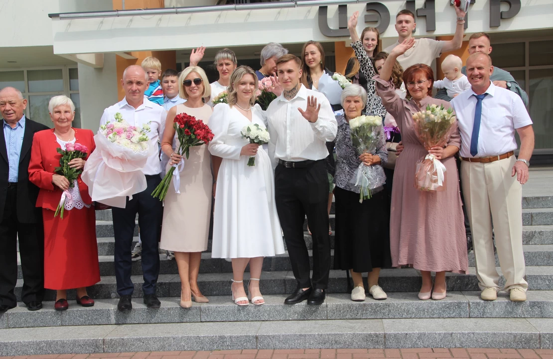 «Для меня главное — быть рядом с любимым человеком»: в Слонимском ЗАГСе проходят торжественные церемонии в красивую дату 8.08.2025