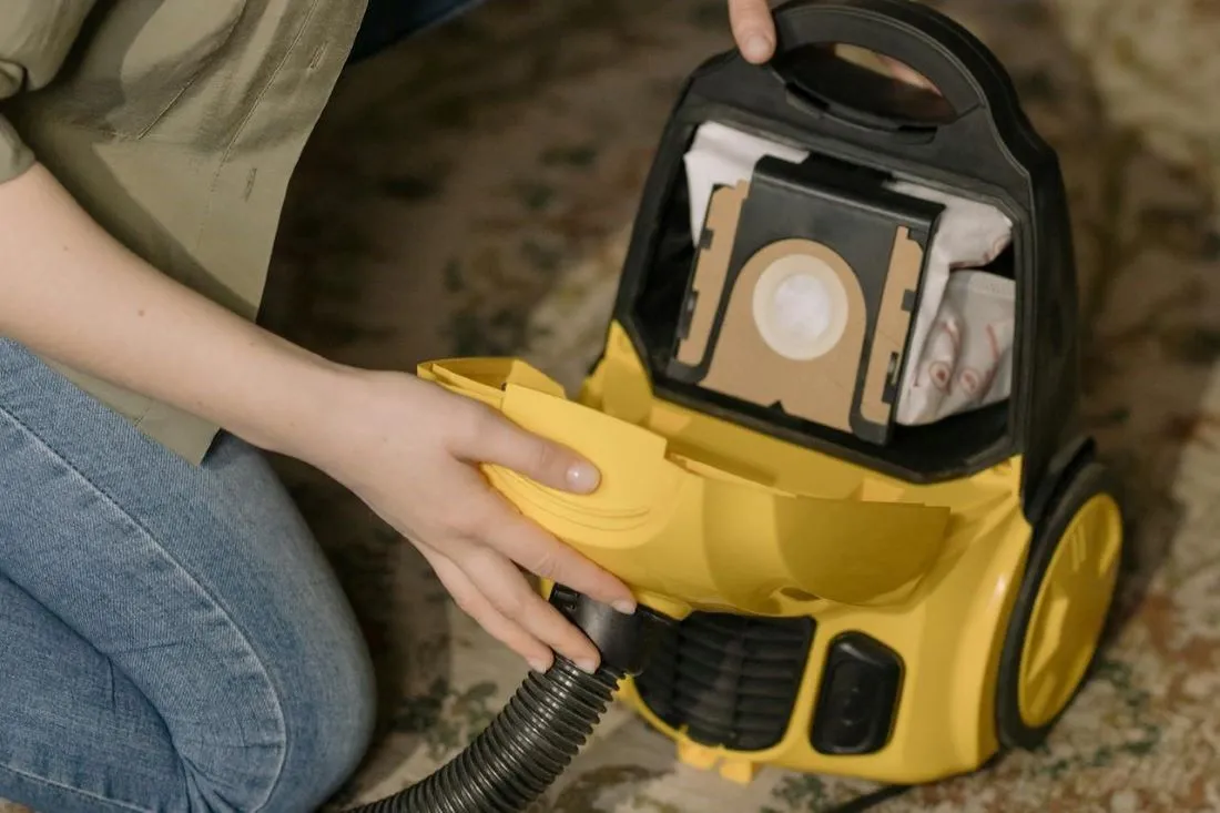 Домохозяйки стали класть одну вещь в пылесос: говорят, что это решает большую проблему