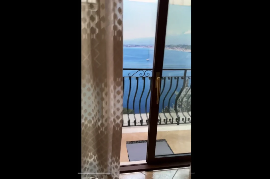 Доплатила за номер с видом на море, но когда выглянула в окно, увидела просто эпичную картину
