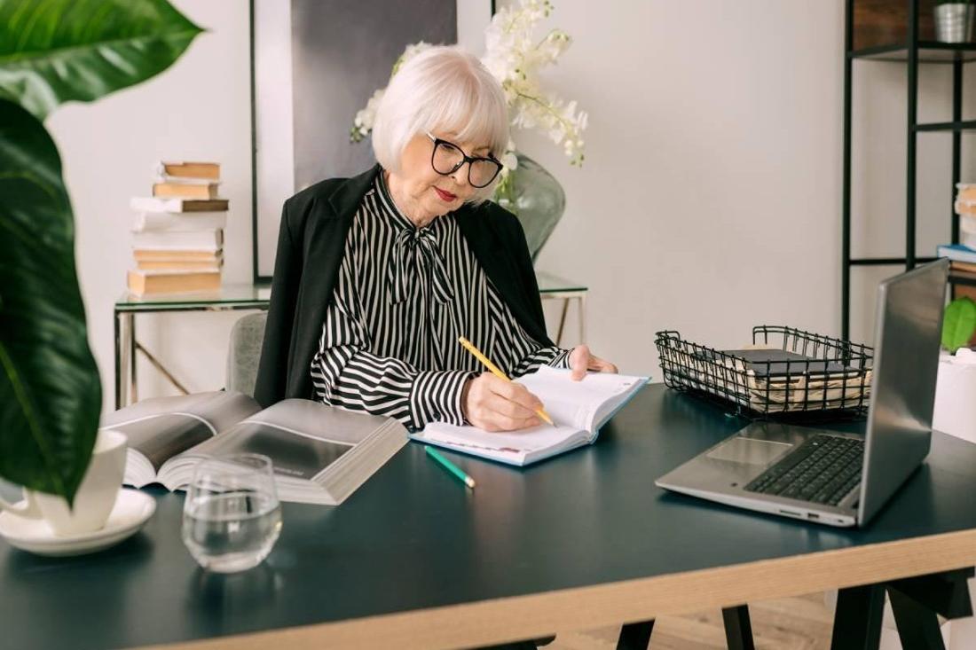 Где пенсионеры продолжают трудиться после 65 лет — статистика Белстата