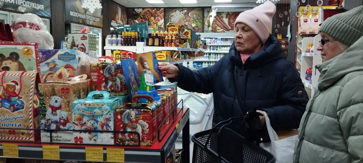 Готовимся к Новому году: сколько стоят сладкие подарки в магазинах Слонима