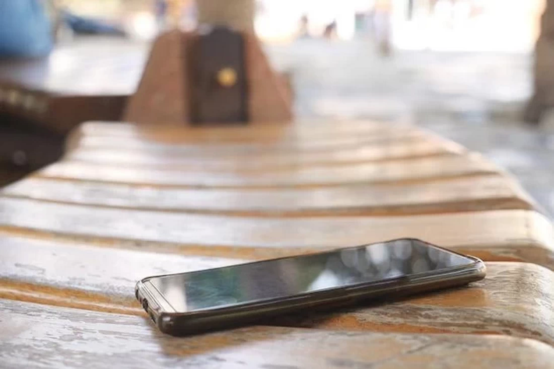 Гродненка не смогла пройти мимо чужих телефонов — теперь ей грозит срок