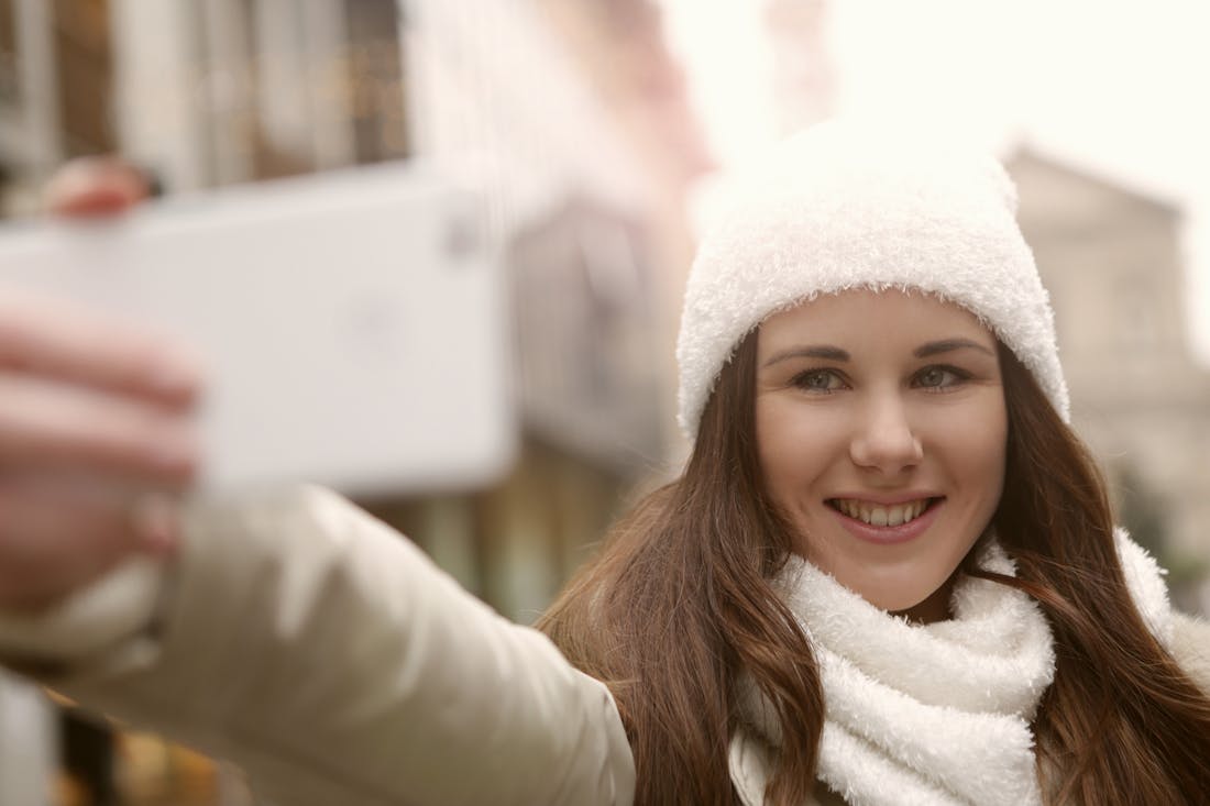 Хитрость кореянок: как носить шапку, чтобы волосы оставались объёмными