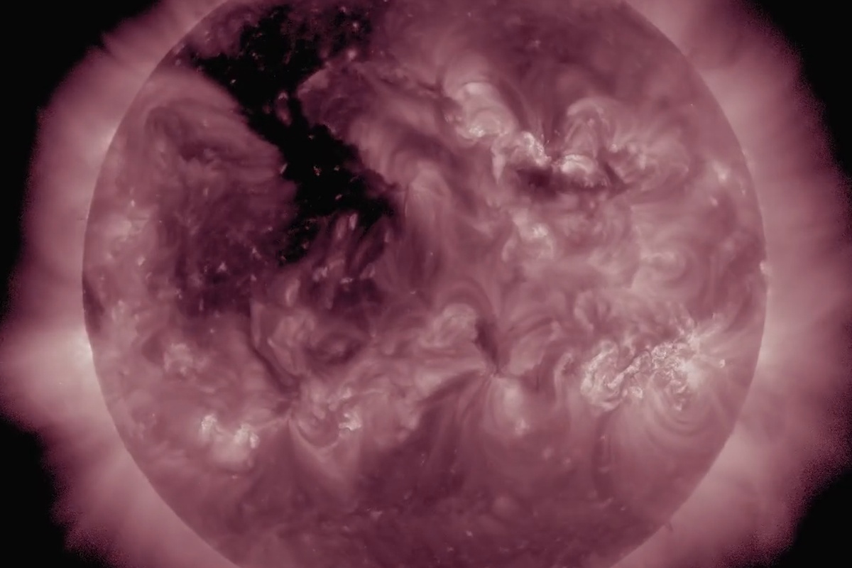 К Земле идет возмущенный поток солнечного ветра: возможны магнитные бури