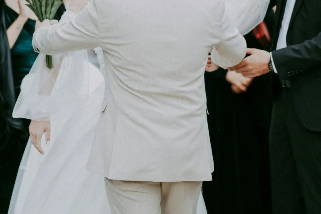Конфуз на свадьбе: шафер жениха потерял брюки прямо во время торжественной церемонии
