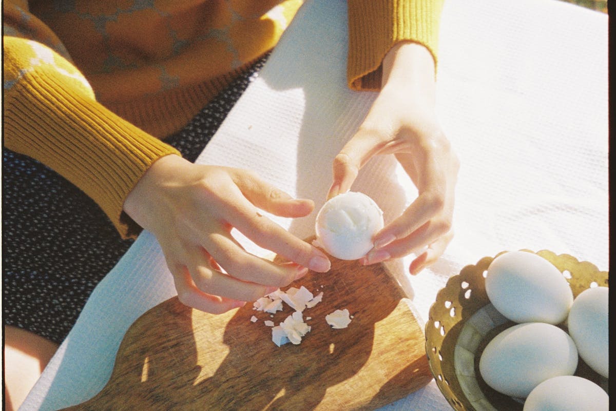 Легко чистим яйца от скорлупы: гениальный трюк от американского шеф-повара и автора кулинарных книг