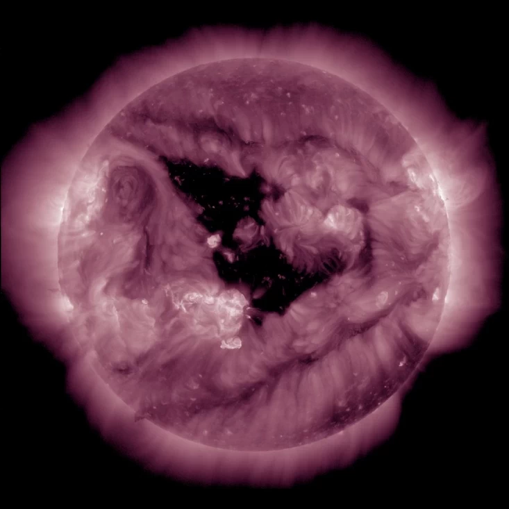 Магнитные бури приближаются к Земле из-за дыры на Солнце