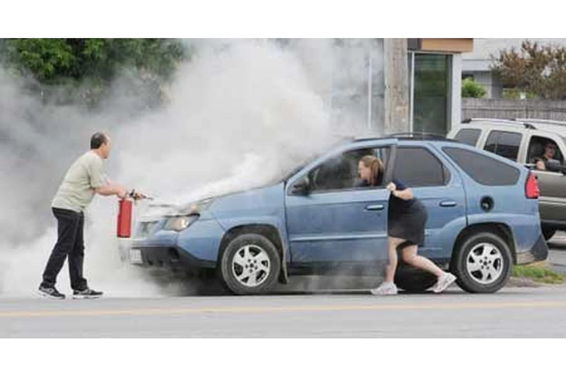 Маленький огнетушитель в машине — спасёт или бесполезен?