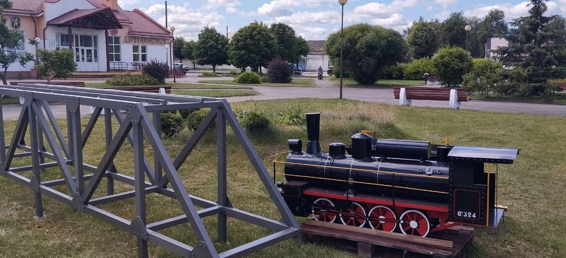 Малое архитектурное сооружение — паровозик с мостом украсит территорию вокзала в Слониме