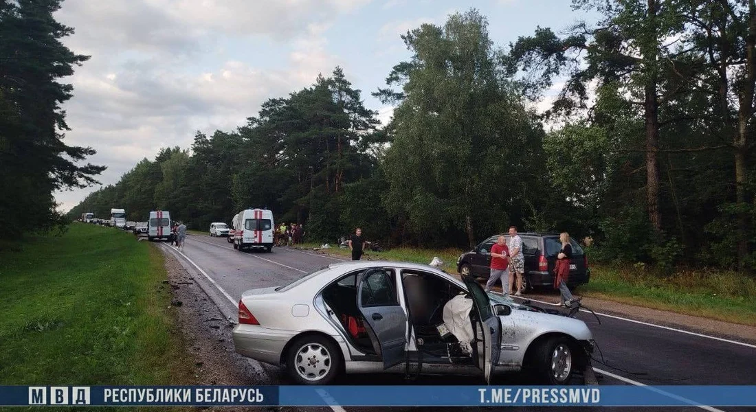 Медики борются за жизни пострадавших в страшном ДТП в Дятловском районе
