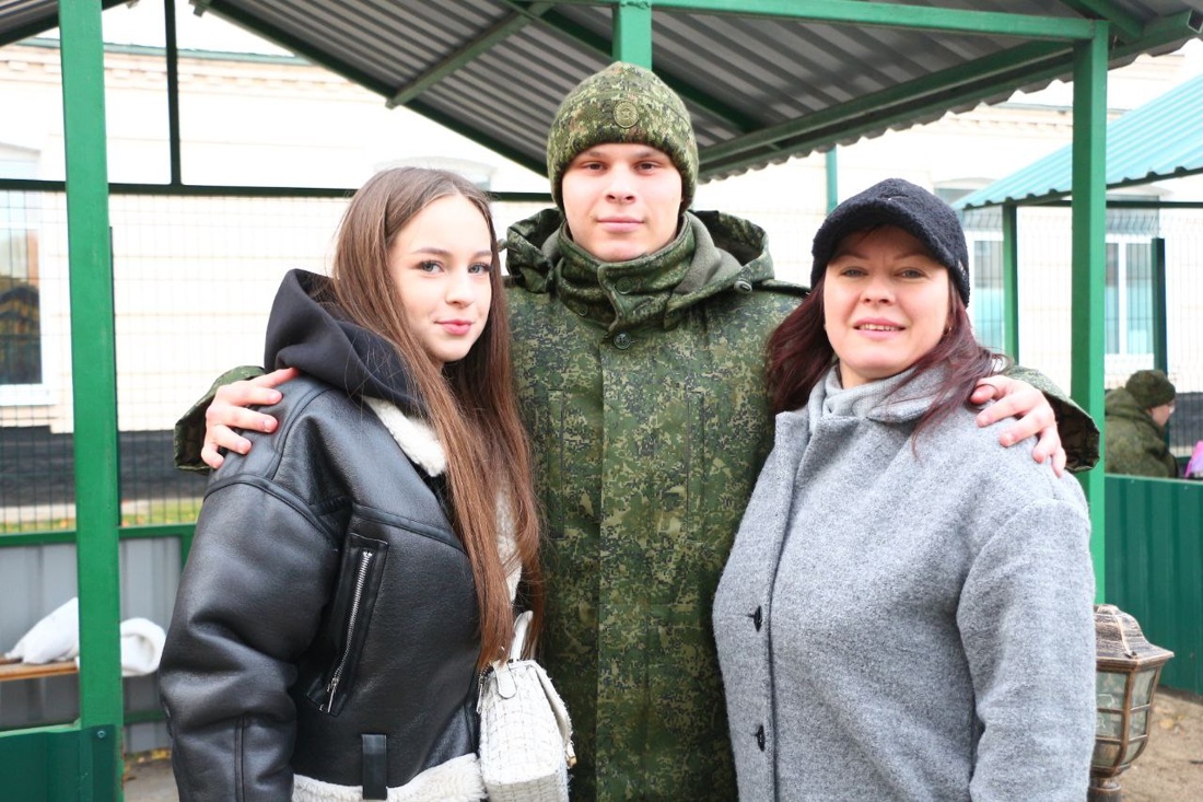 Мгновения счастья: родные навестили военнослужащих 11-й бригады