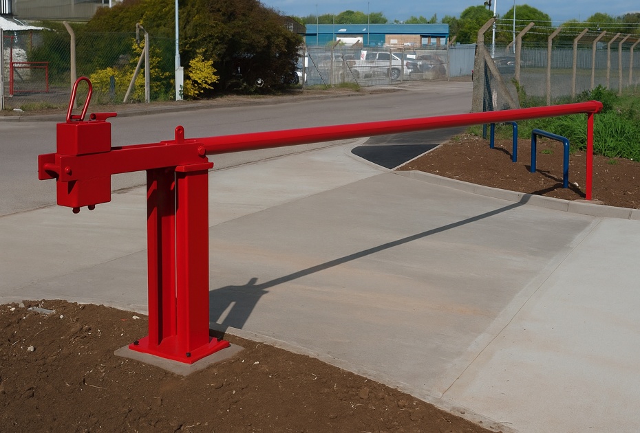 Можно ли ставить шлагбаум во дворе многоэтажки? Законно это или нет?