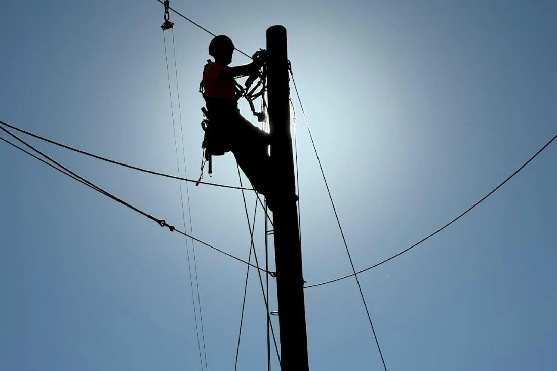 На девяти улицах Слонима реконструируют воздушные и кабельные линии