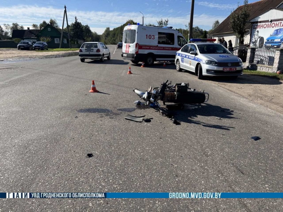 На перекрёстке в Слониме мопедист врезался и автомобиль «Renault»