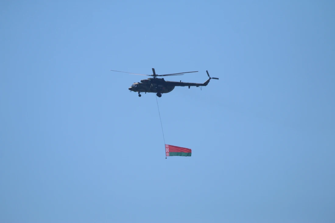 Над Слонимом кружит вертолёт с Государственным флагом в честь Дня Независимости