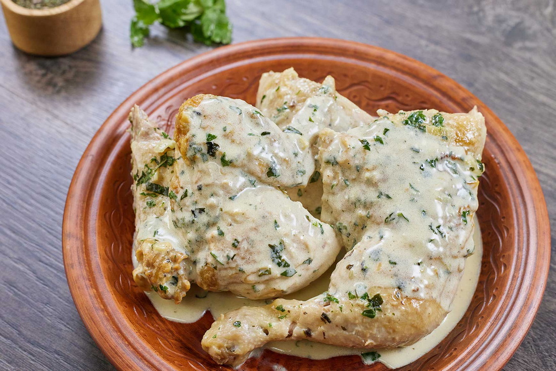 Нежная курица в сливках и чесноке: готовится просто, вкус потрясающий