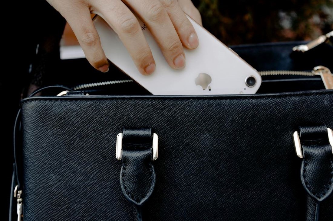 Одна вещь в женской сумочке привлекает неудачу и проблемы, причем многие дамы постоянно носят её с собой