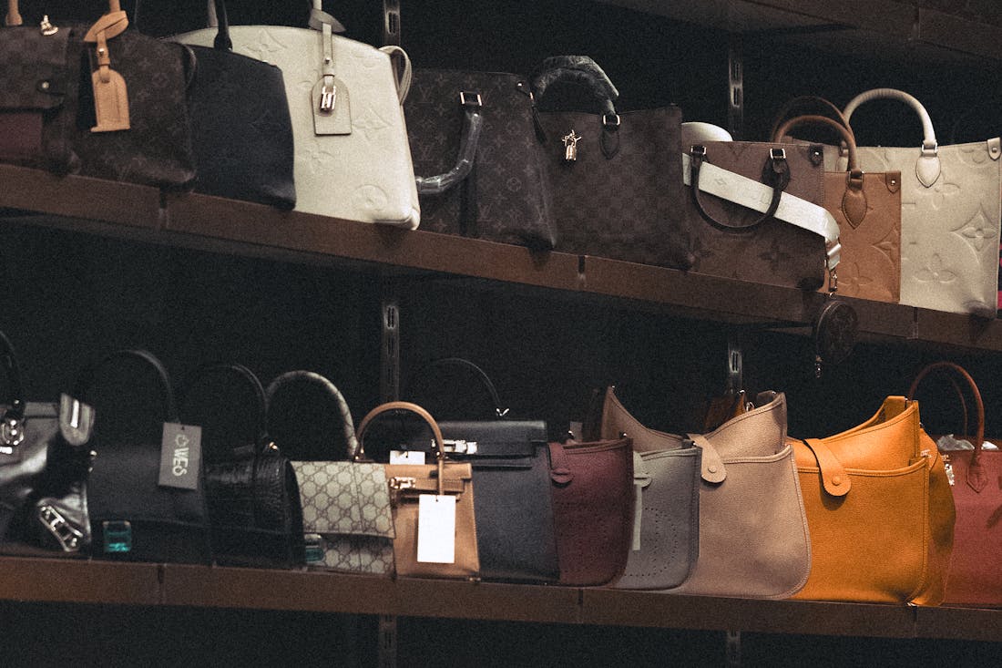 Она купила в секонд-хенде по дешевке дизайнерскую сумочку и дома нашла в ней то, что лишило ее дара речи