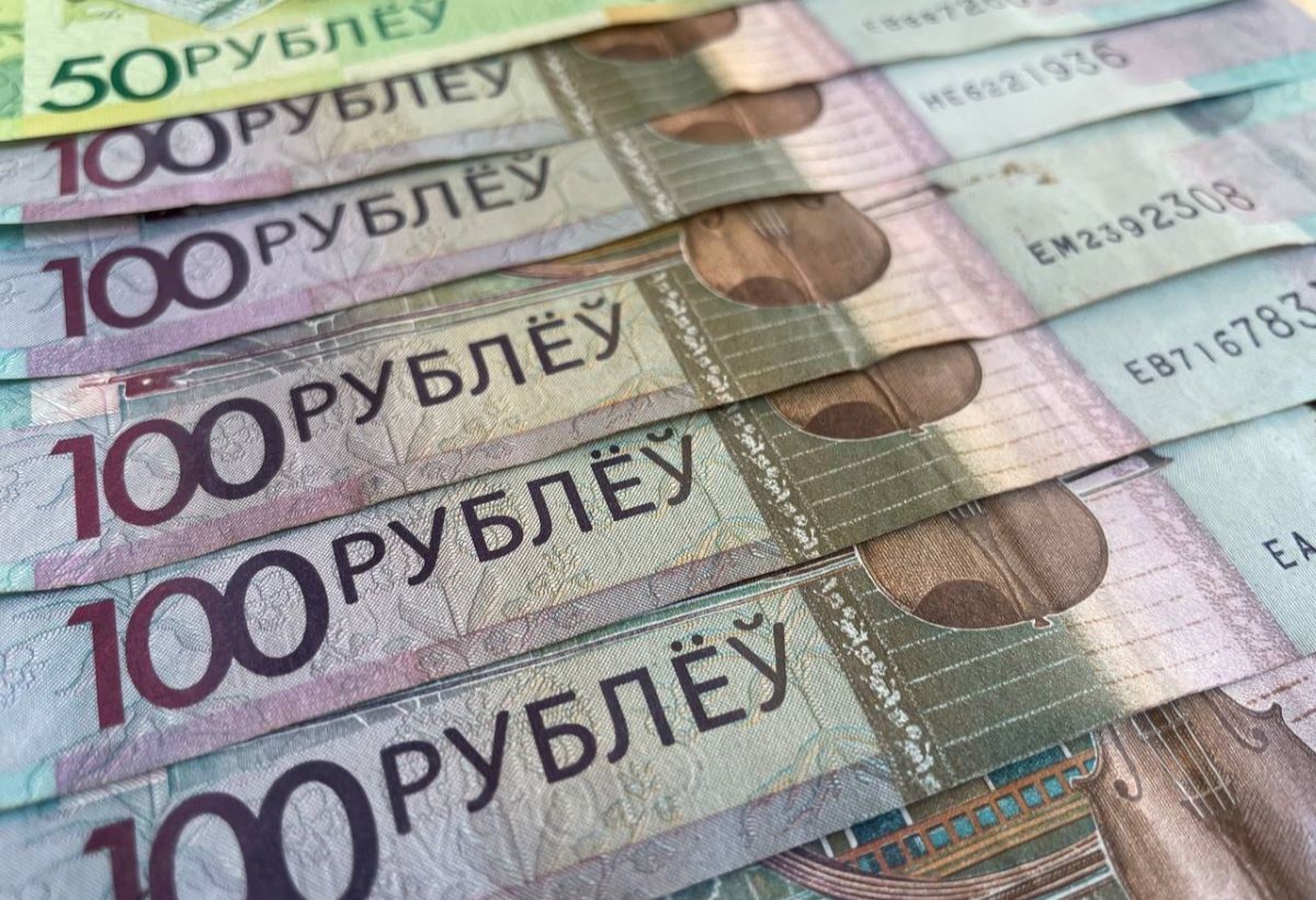 Пенсионерка прогнала курьера мошенников, но ее муж все равно передал деньги аферистам