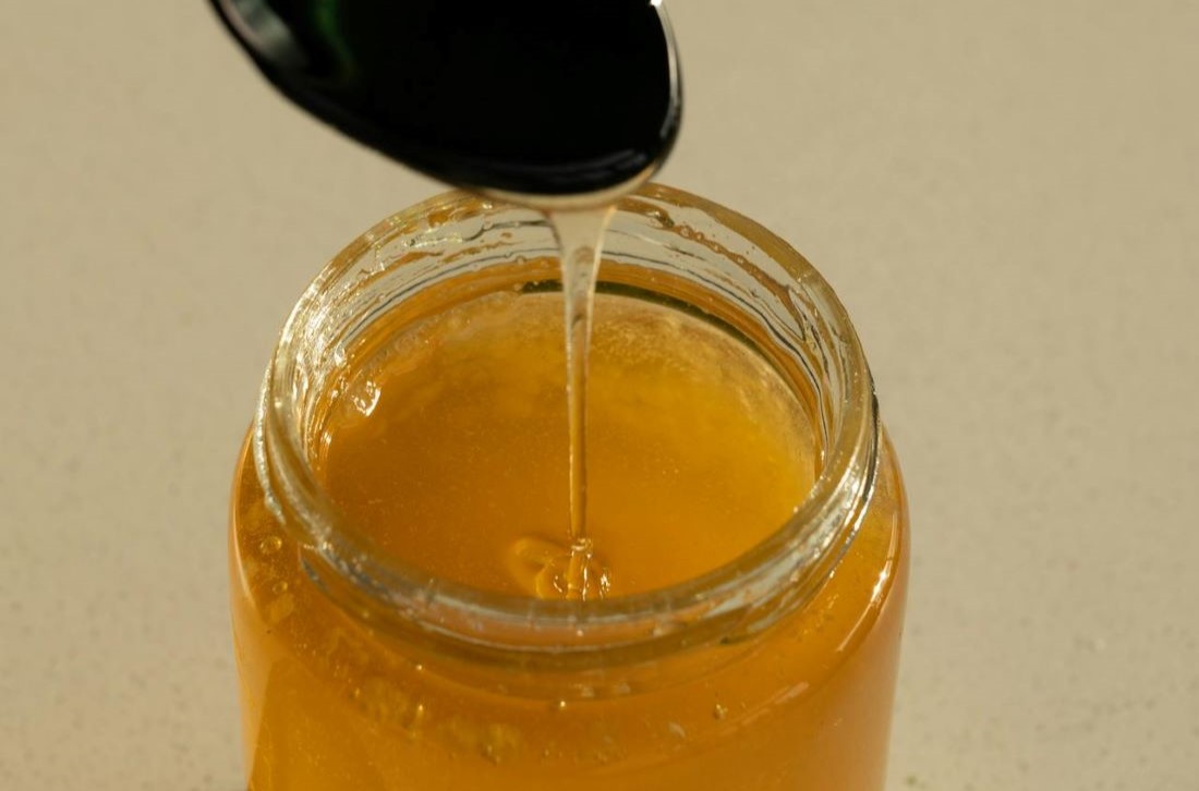 Переверните банку вверх дном – верный способ отличить настоящий мед от подделок