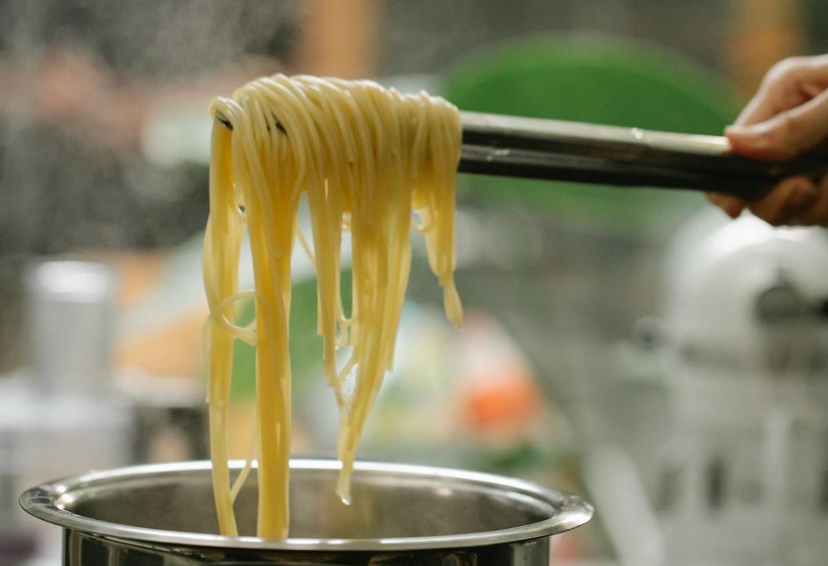 Почему макароны слипаются, перевариваются и становятся рыхлыми: вот 3 частых ошибки хозяек