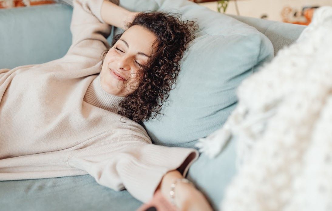 Почему на диване легче заснуть, чем в собственной кровати?