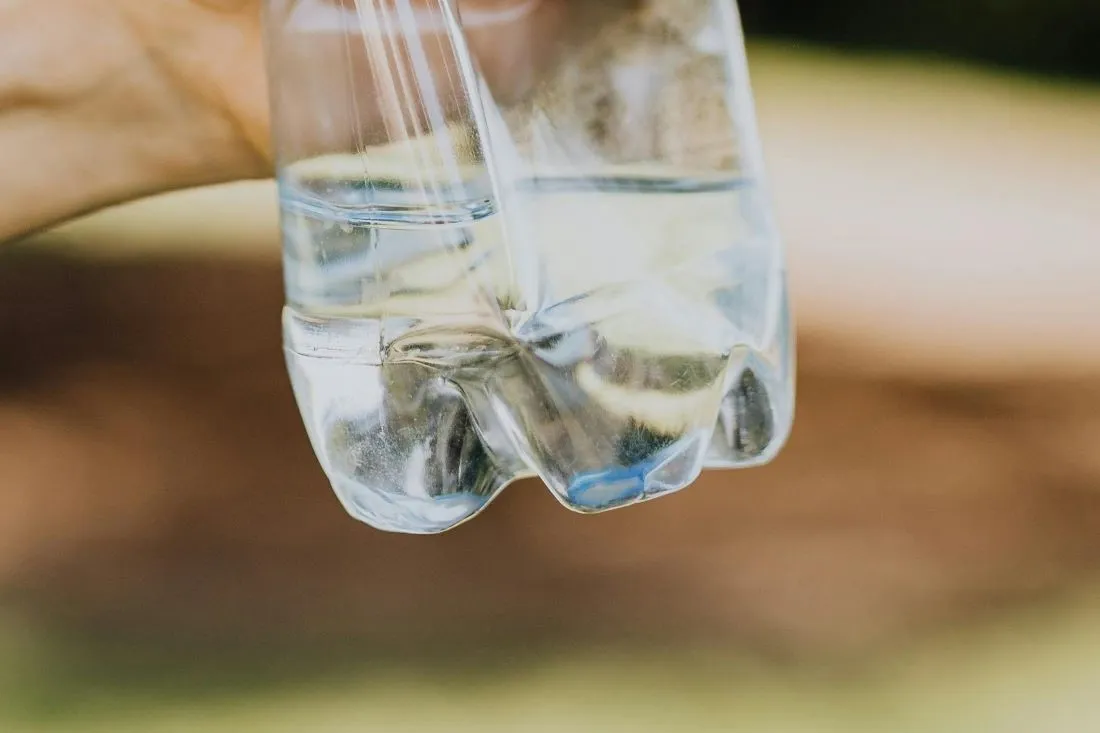 Почему у пластиковых бутылок четыре «ноги»? Ответ вас удивит