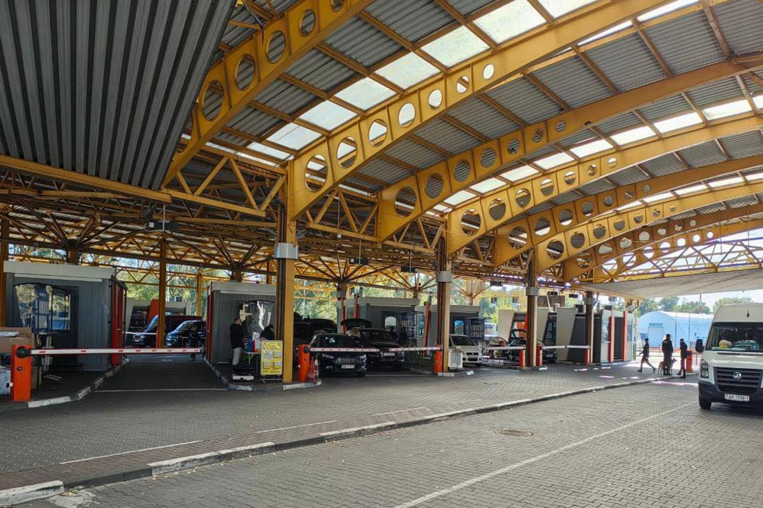 Польша ускорила пропуск автомобилей на границе с Беларусью