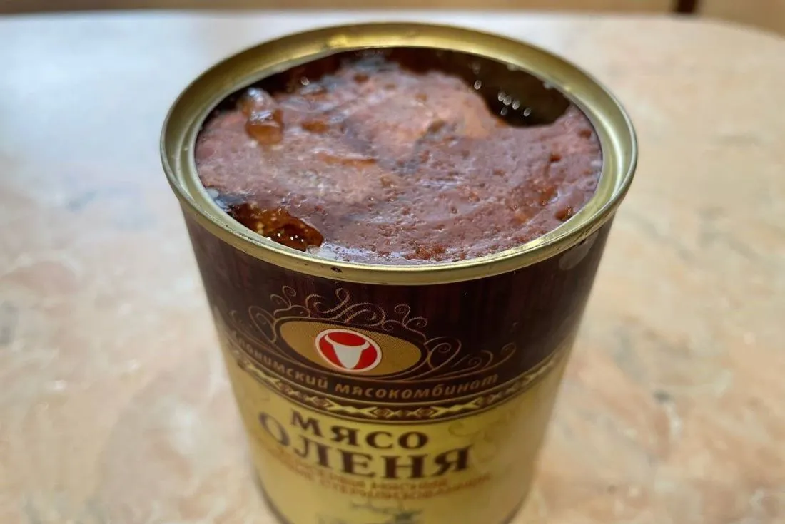 Попробовал тушёнку из оленины от Слонимского мясокомбината: показываю, что внутри банки