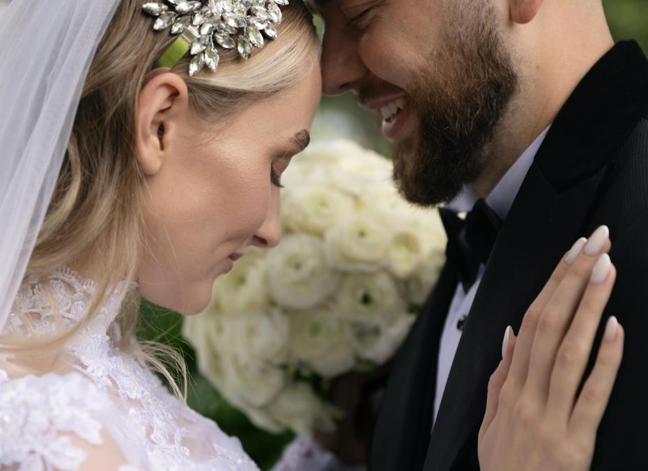 После свадьбы молодожены вскрыли подарочные конверты и испытали небывалое унижение