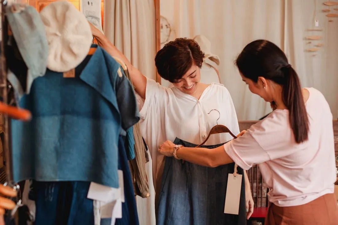 Поставила бестактного продавца на место шуткой: муж смеялся всю дорогу домой