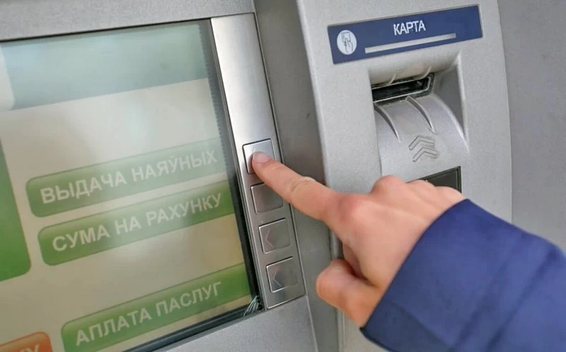 Позарился на чужое: в Гродно мужчина присвоил забытые в инфокиоске деньги