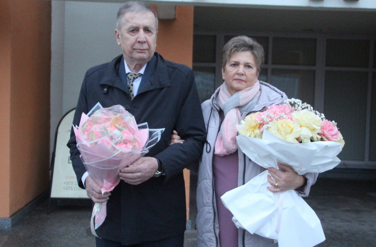 «Представить страшно мне теперь, что я не ту открыл бы дверь…» В Слониме отметила 50-летний юбилей совместной жизни семья Россоль