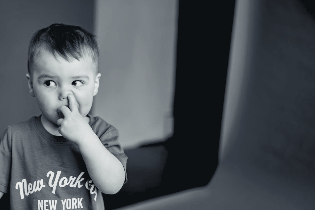 Ребенок ест козявки из носа: опасно ли это и как справиться с привычкой?