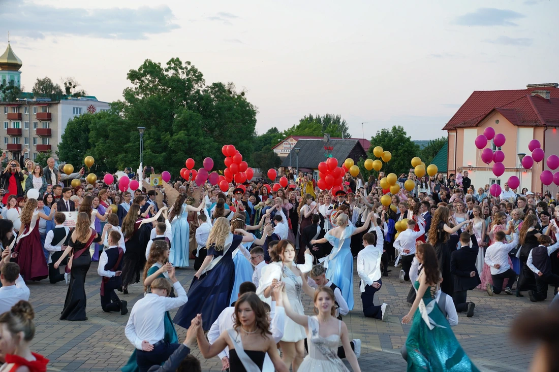 Школьные годы позади: в Слониме сегодня выпускной