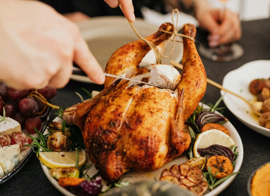 Сколько времени запекать курицу в духовке, чтобы мясо получилось сочным, а корочка хрустящей