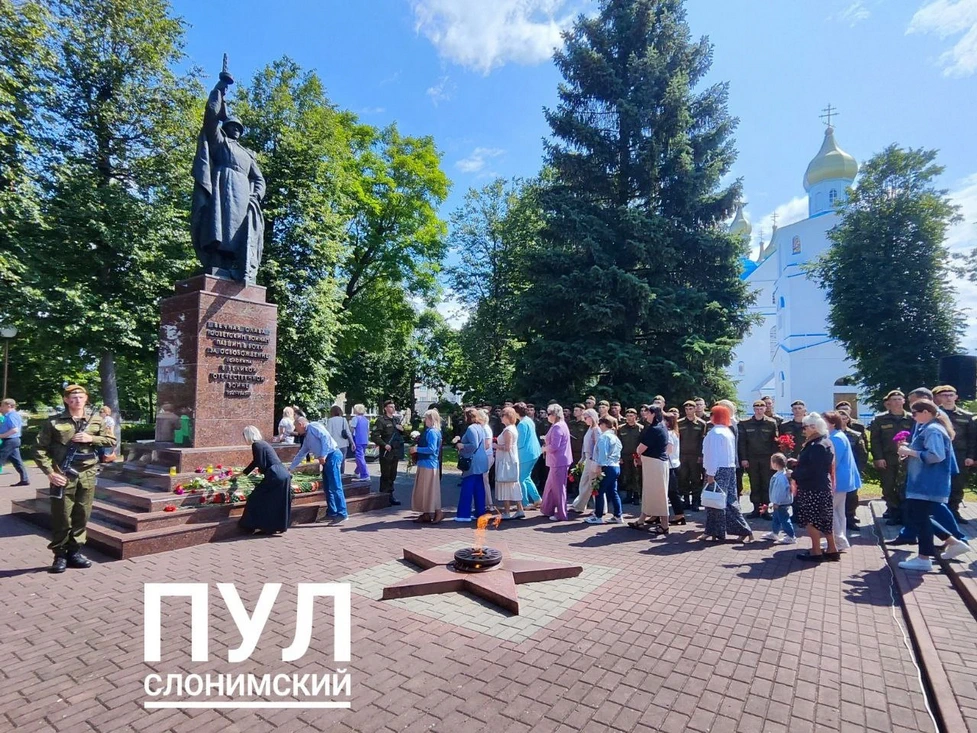 Слонимчане почтили жертв войны и геноцида на митинге памяти