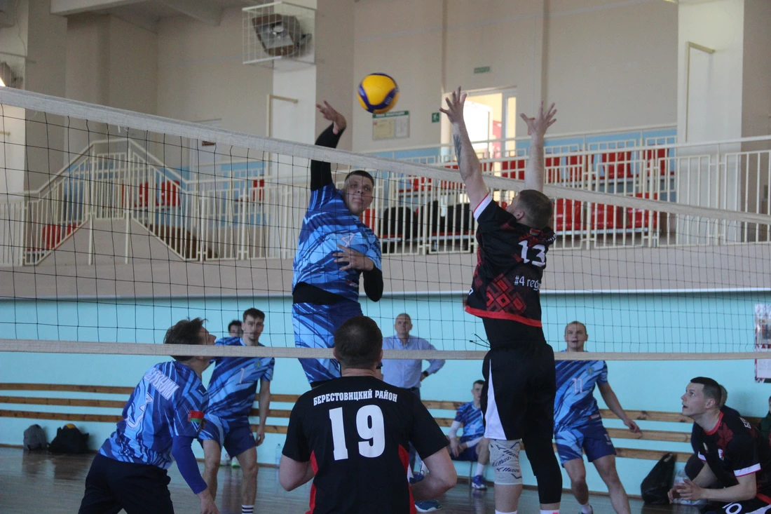 Слонимские волейболисты дома уверенно победили волейболистов из Берестовицы