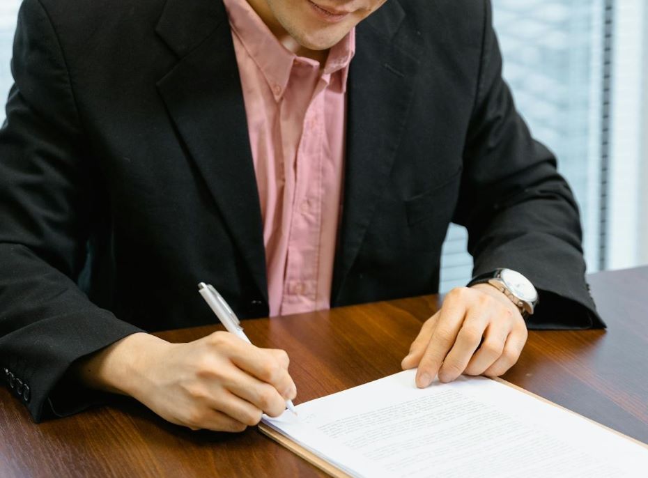 Состою на учете как не занятый в экономике. Снимут ли меня с учета после того, как начал работать по договору подряда?