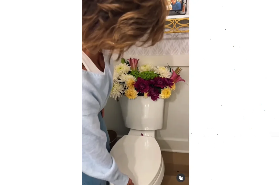 Странная тенденция: люди стали ставить букеты цветов в унитазы