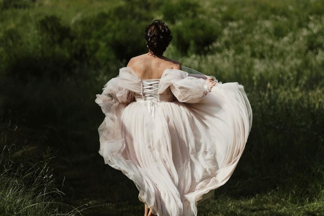 Свадьбы не будет! Жених тайком обменял свадебное платье невесты на то, которое выбрала его мать