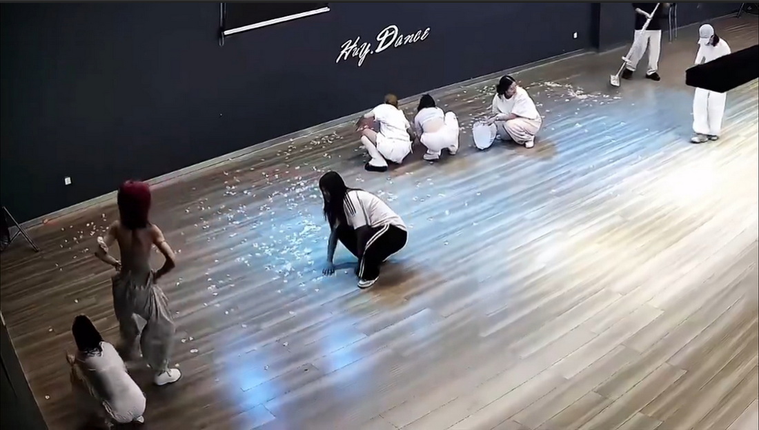 Танцовщицы нашли необычный способ уборки зала — видео стало вирусным