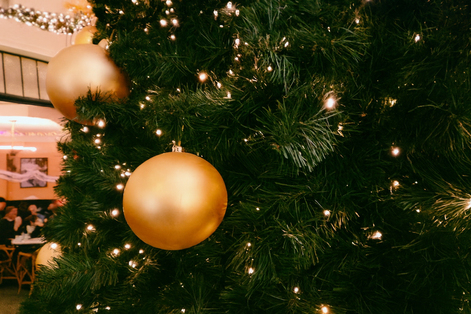 Три самых опасных места в доме, куда нельзя ставить новогоднюю ёлку