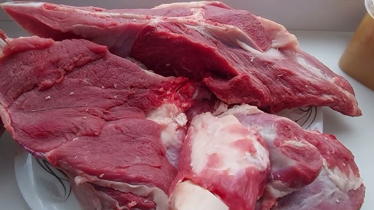 Уборщица скотоубойного цеха похитила свыше 845 кг мяса в Дятловском районе