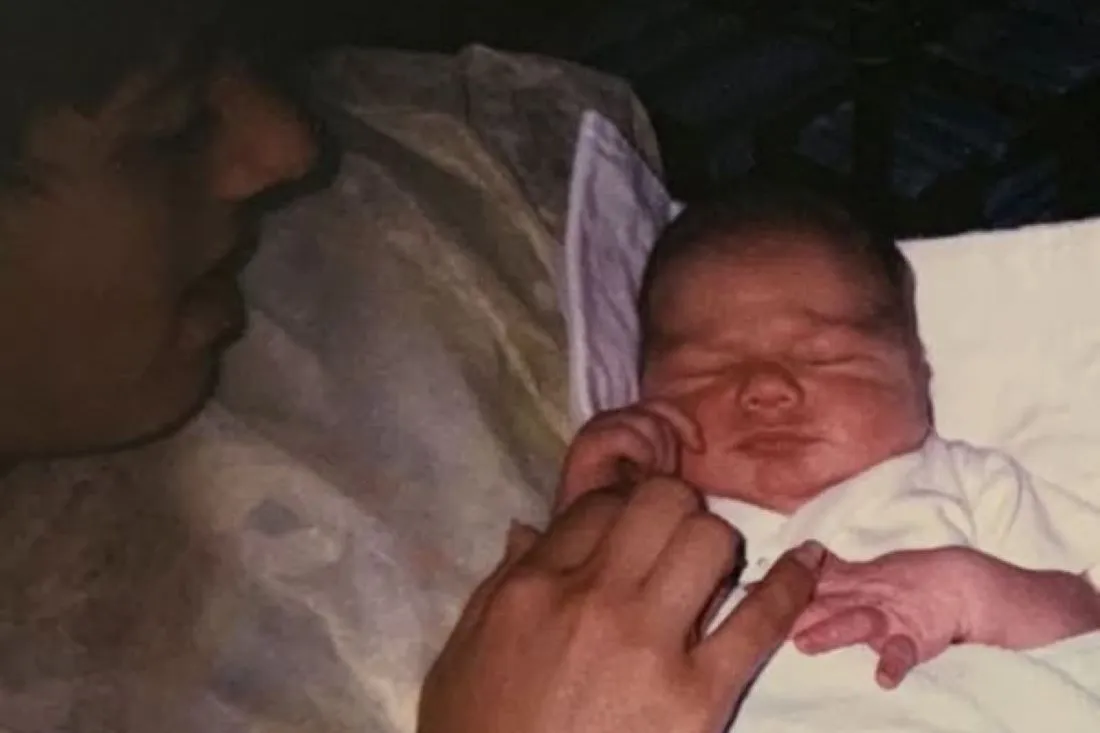 В 18 лет она родила сына: подержала ребенка на руках один раз и больше его не видела, но целых 33 года хранила это фото