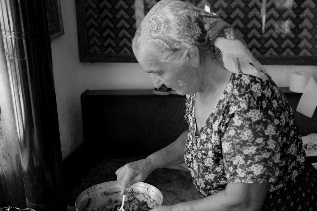 В доме правила бабушка: папа воспринимался больше как соседский кот, чем член семьи, а мама была записана в ранг должниц по гроб жизни