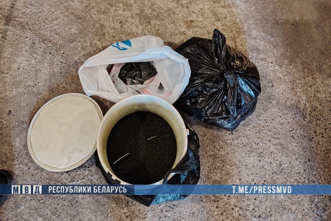 В гараже у жителя Вертелишек нашли 16 килограммов насвая